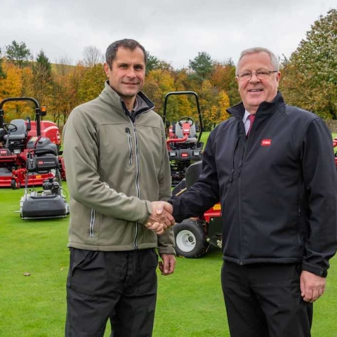 Course manager Wayne Vincent, left, shakes hands with Reesink’s Robert Rees.