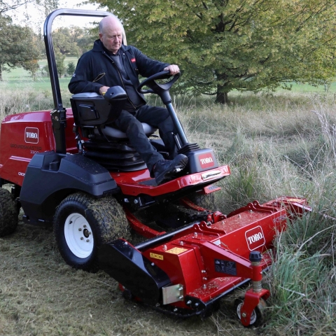 The Stage V compliant Groundsmaster 3300 with flail copes easily with long, coarse, wet and dry grass, delivering year-round productivity.