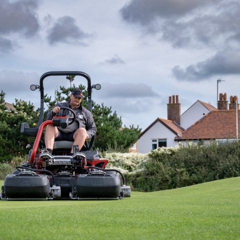 The club's new Toro Greensmaster eTriFlex 3370 in action.